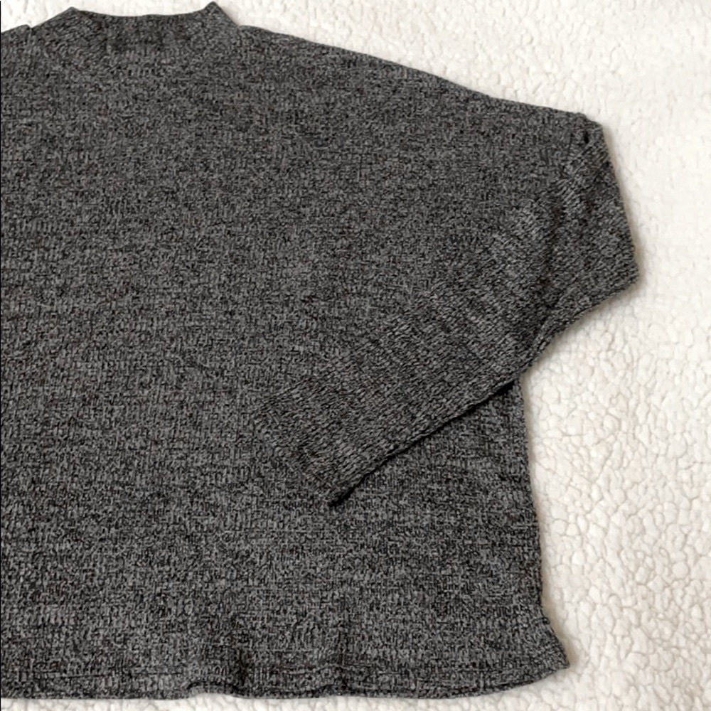 Gray top - Picture 3 of 5
